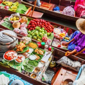 thailand_floating_market_damnoen_saduak_with_unidentified_people-e-_himalayangorilla